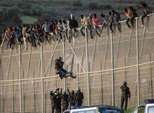Peste 200 de migranţi africani au trecut în forţă graniţa spaniolă la Melilla