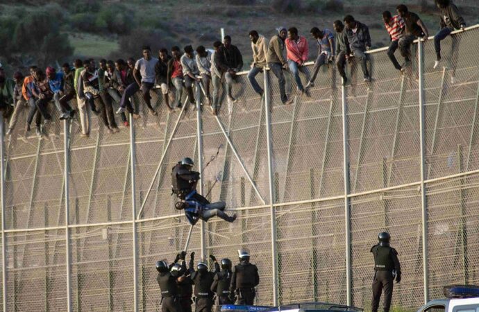 Peste 200 de migranţi africani au trecut în forţă graniţa spaniolă la Melilla