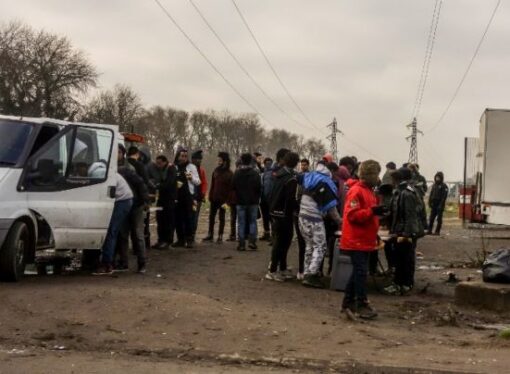 Încăierări între migranţi afgani şi africani la Calais: cel puţin 13 răniţi, între care patru între viaţă şi moarte