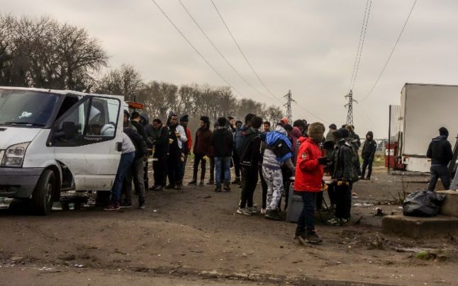 Încăierări între migranţi afgani şi africani la Calais: cel puţin 13 răniţi, între care patru între viaţă şi moarte