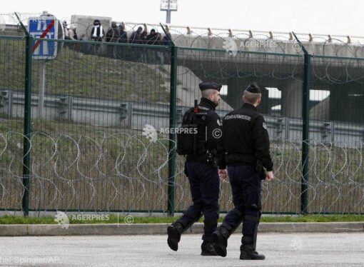 Franţa: Nouă migranţi albanezi, ascunşi într-un autocar înmatriculat în România, au fost descoperiţi la Calais