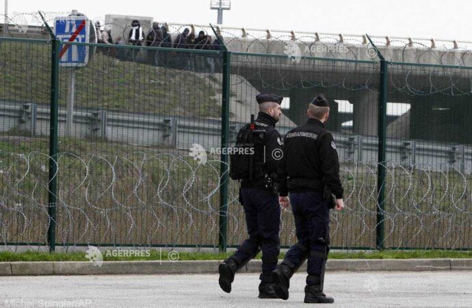 Franţa: Nouă migranţi albanezi, ascunşi într-un autocar înmatriculat în România, au fost descoperiţi la Calais
