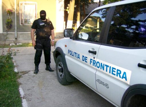 Migranti descoperiti ascunsi intr-o rulota, pe sensul de iesire din Romania, in Vama Cenad