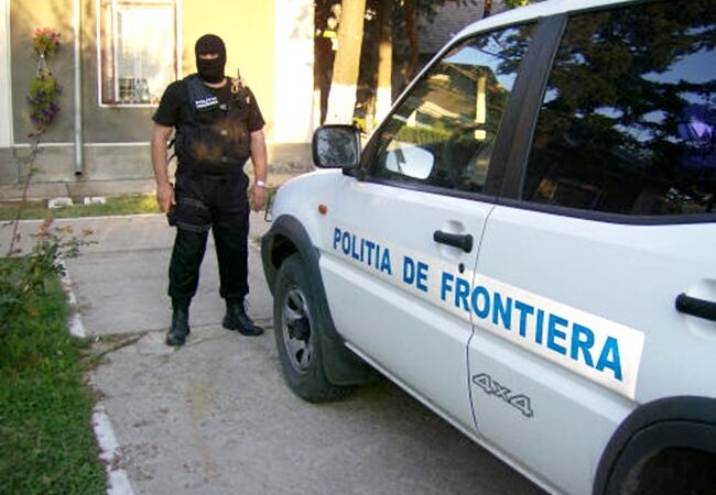 Migranti descoperiti ascunsi intr-o rulota, pe sensul de iesire din Romania, in Vama Cenad
