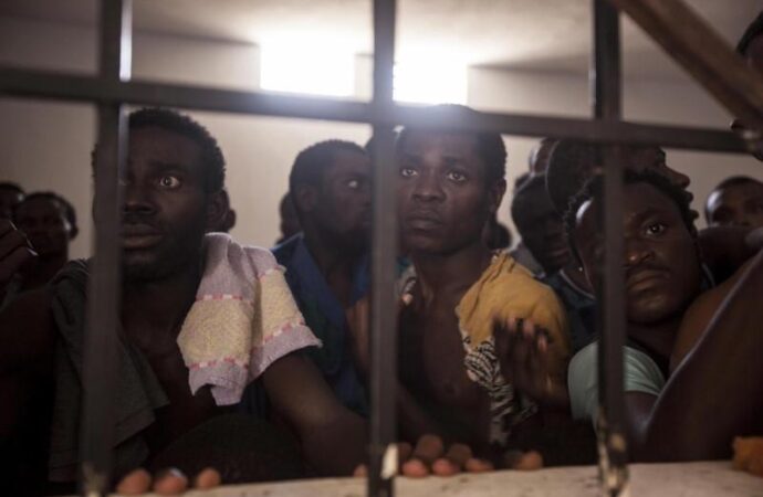 Guvernele europene acuzate de complicitate la abuzurile migranților din Libia