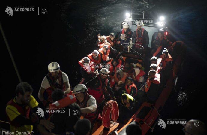 Italia îşi închide tot mai mult frontiera maritimă pentru migranţi