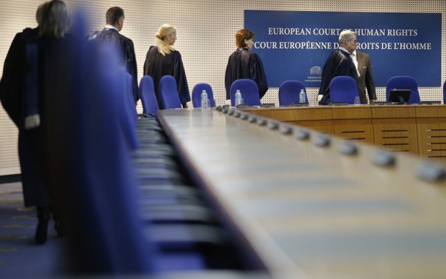CEDO condamnă Ungaria pentru tratamentele aplicate unei familii de migranţi