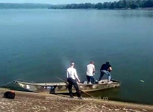 Trei migranţi albanezi, capturaţi de poliţiştii din Mehedinţi. Au intrat ilegal cu barca pe Dunăre