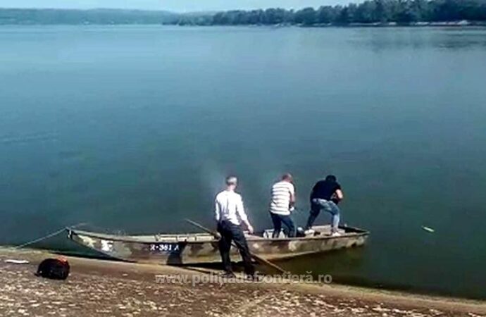 Trei migranţi albanezi, capturaţi de poliţiştii din Mehedinţi. Au intrat ilegal cu barca pe Dunăre
