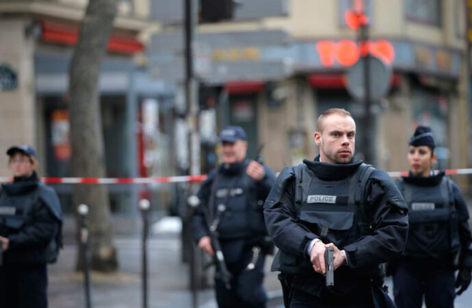 Franţa: Poliţia a evacuat alte două tabere improvizate ale migranţilor din Paris
