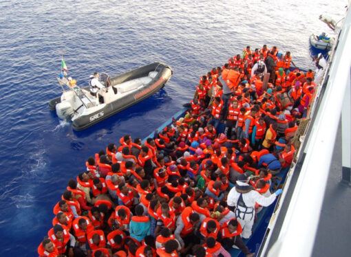 Organizaţiile umanitare protestează faţă de decizia Italiei de a trimite nava cu migranţi în Spania