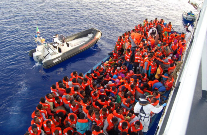 Organizaţiile umanitare protestează faţă de decizia Italiei de a trimite nava cu migranţi în Spania