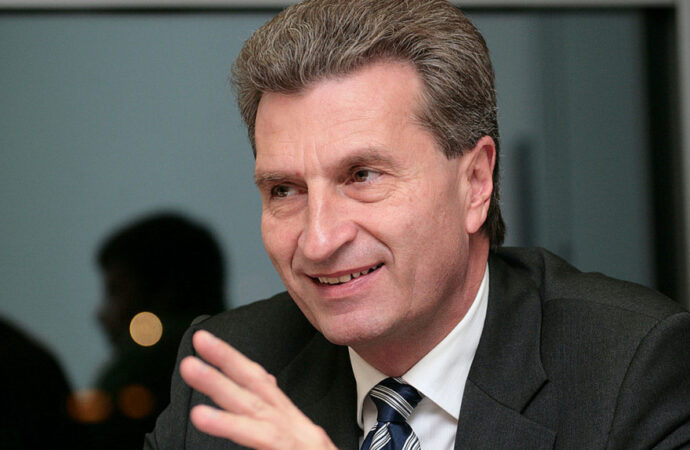 Günther Oettinger: Întreaga UE trebuie să ajute ţările membre în care ajung migranți