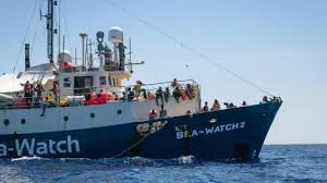 O navă a Gărzii de coastă italiene a acostat cu peste 500 de migranţi în Sicilia