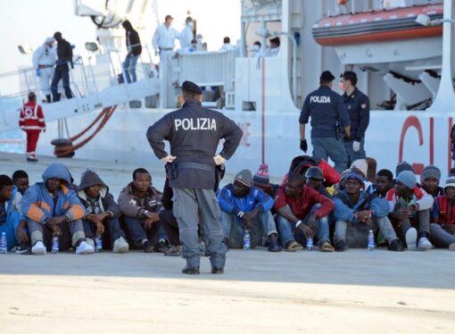 Italia interzice accesul unei nave cu migranţi în toate porturile sale. Malta refuză să primească transportul