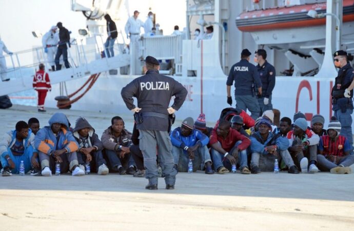 Italia interzice accesul unei nave cu migranţi în toate porturile sale. Malta refuză să primească transportul