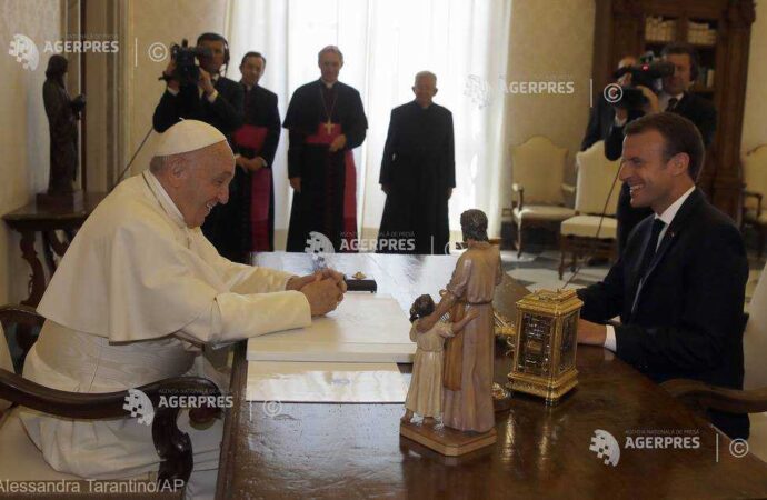 Vatican: Papa Francisc şi preşedintele francez Macron s-au întâlnit pentru prima oară, timp de 57 de minute