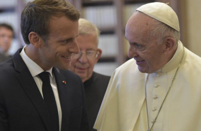 Tema intalnirii PapaFrancisc – Macron: Situaţia migranţilor care încearcă să ajungă în Europa