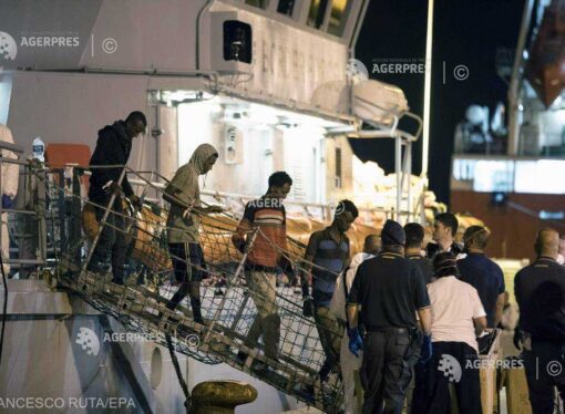 Toţi cei 450 de migranţi de pe două nave militare aflate în apele italiene au debarcat în portul Pozzallo