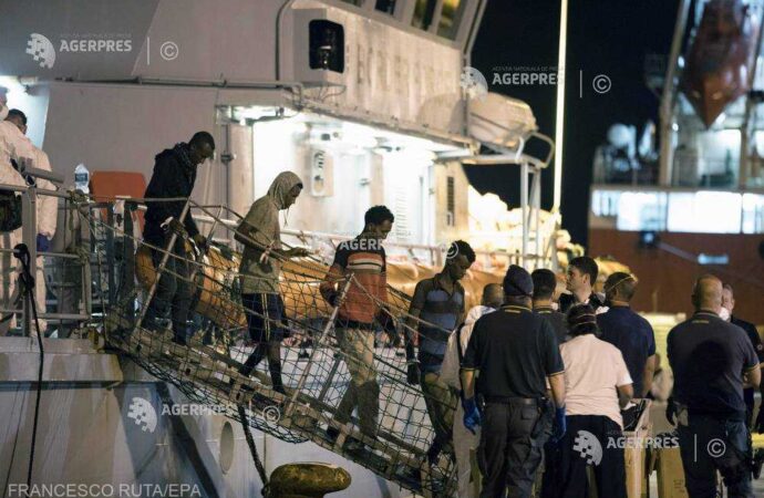 Toţi cei 450 de migranţi de pe două nave militare aflate în apele italiene au debarcat în portul Pozzallo