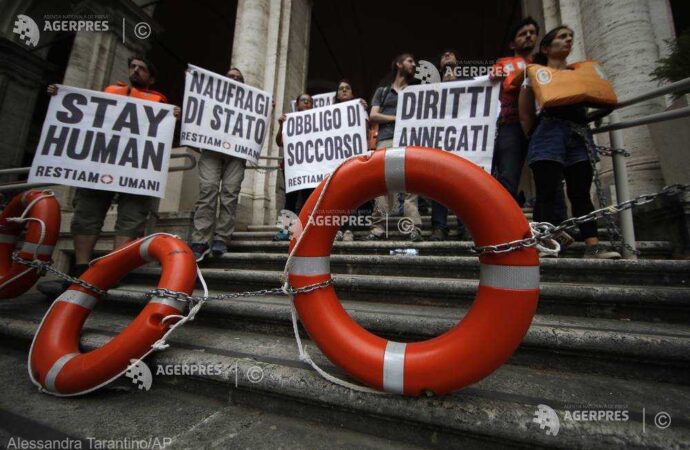 Militanţi pro-migranţi s-au legat cu lanţuri, în semn de protest, în faţa Ministerului Transporturilor de la Roma