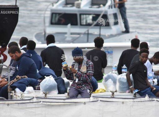 Roma speră în găsirea unei soluţii rapide pentru migranţii blocaţi pe o navă a pazei de coastă italiene