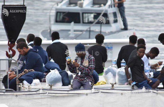 Roma speră în găsirea unei soluţii rapide pentru migranţii blocaţi pe o navă a pazei de coastă italiene