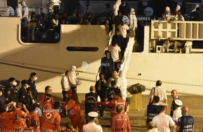 Italia: Toţi migranţii de la bordul navei Diciotti au debarcat