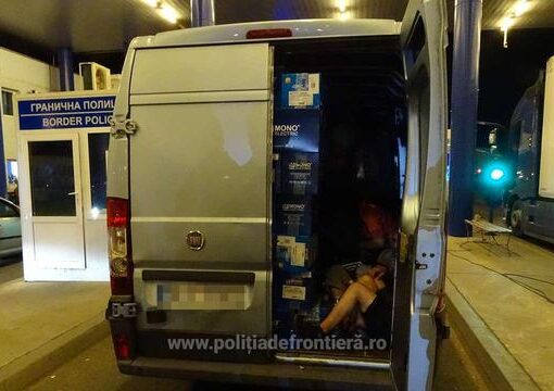 25 de migranţi, între care 5 copii, ascunşi într-un microbuz condus de un sârb, prinşi la Vama Calafat