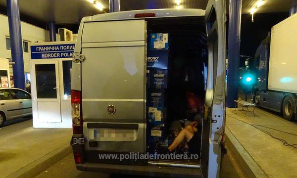 25 de migranţi, între care 5 copii, ascunşi într-un microbuz condus de un sârb, prinşi la Vama Calafat