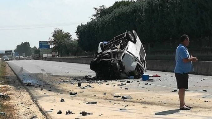 10 migranţi morţi după ce microbuzul care îi transporta s-a ciocnit cu un camion