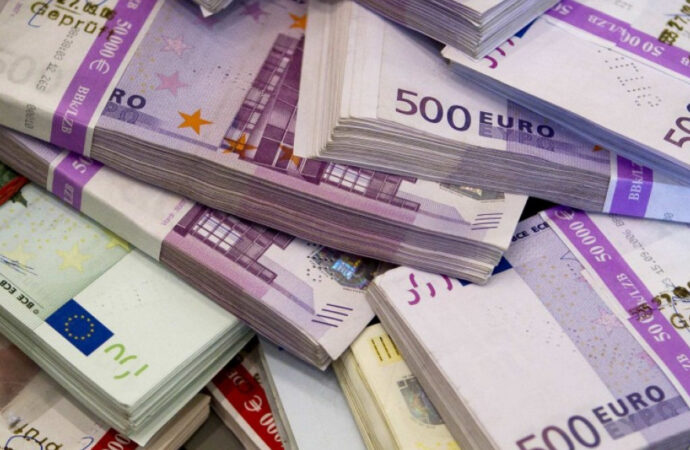 Comisia Europeană acordă Bosniei 6 milioane de euro pentru găzduirea de migranţi