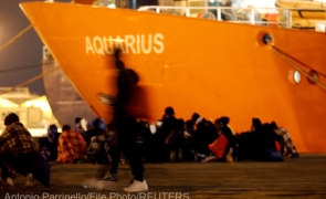 Italia cere Marii Britanii să preia nava umanitară Aquarius