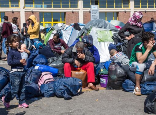 COPII sub 10 ani încearcă să se SINUCIDĂ într-o tabără de refugiaţi.