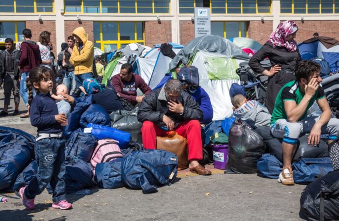 COPII sub 10 ani încearcă să se SINUCIDĂ într-o tabără de refugiaţi.