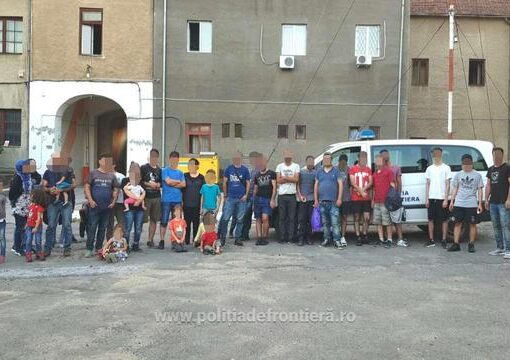 42 de migranţi, între care 16 copii, ascunşi într-un camion, prinşi la Vama Nădlac