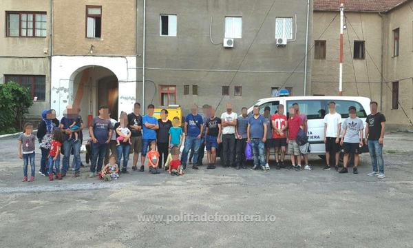 42 de migranţi, între care 16 copii, ascunşi într-un camion, prinşi la Vama Nădlac