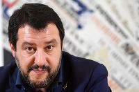 Sea-Watch: Migranţii pot debarca dacă vor pleca în altă parte (Salvini)