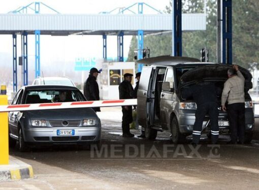 25 de migranţi ascunşi într-un microbuz condus de un sârb, prinşi la Vama Calafat