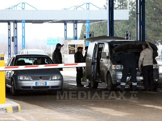 25 de migranţi ascunşi într-un microbuz condus de un sârb, prinşi la Vama Calafat
