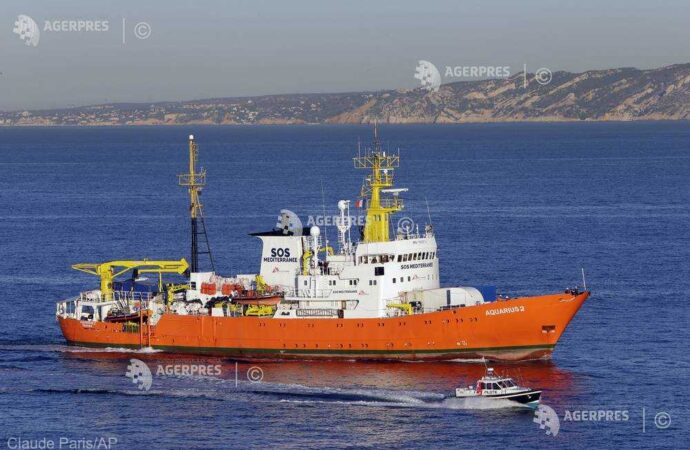 Nava umanitară Aquarius a acostat în portul francez Marsilia, însă viitorul său este incert