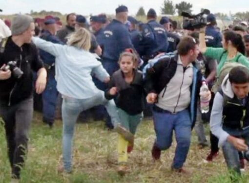 Jurnalista filmată lovind refugiaţi, achitată de Curtea Supremă din Ungaria