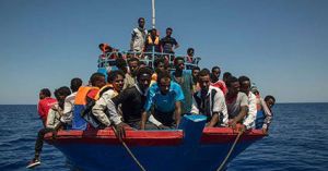 Câteva sute de migranţi au încercat să forţeze pătrunderea în clădirea Comediei Franceze