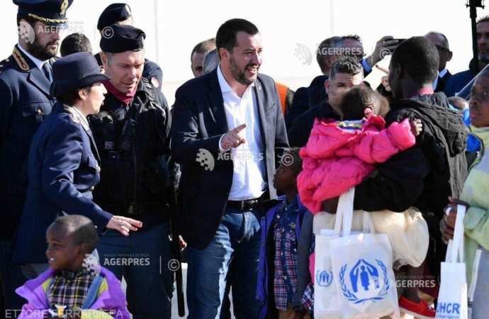 Italia: Salvini a întâmpinat personal 51 de migranţi proveniţi din Niger