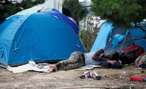 Numărul migranților care asteptă să le fie anlizate cererile de azil în Grecia depășește 20.000