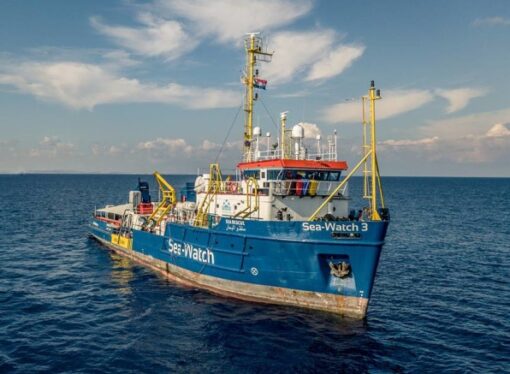 O navă cu migranţi din Africa riscă să fie scufundată de furtuni. Nicio ţară nu o primeşte