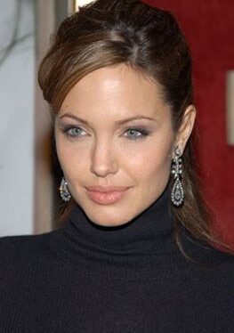 Angelina Jolie sugerează că ar putea intra în politică şi face apel la mai mult sprijin acordat refugiaţilor