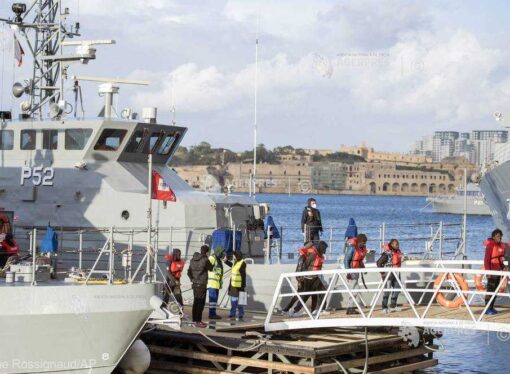 MAI: România ar putea prelua mai mulţi migranţi blocaţi pe o navă în apele teritoriale italiene