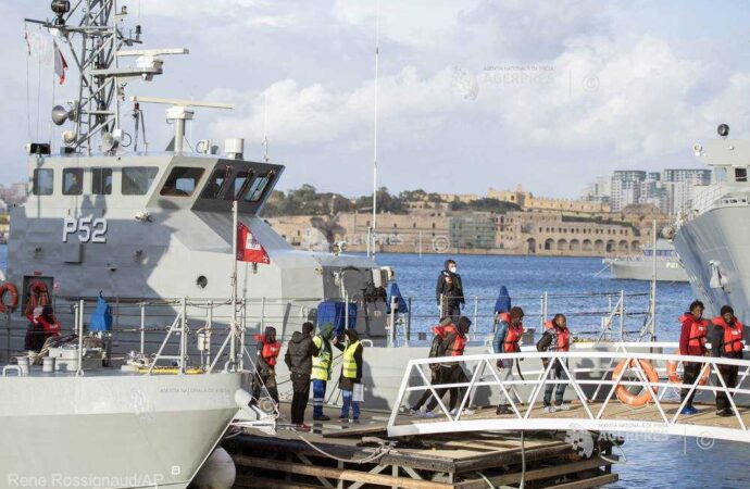 MAI: România ar putea prelua mai mulţi migranţi blocaţi pe o navă în apele teritoriale italiene