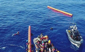 Patru persoane au murit după ce o ambarcaţiune cu migranţi s-a scufundat